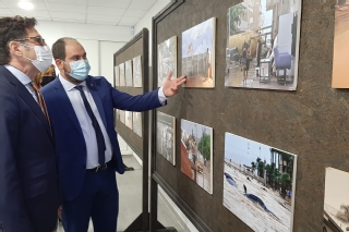 El presidente del Tribunal Superior de Justicia de la Región de Murcia, Miguel Pasqual del Riquelme Herrero, junto al alcalde de Los Alcázares, Mario Pérez Cervera, observan las imágenes de las instalaciones destruidas por la DANA